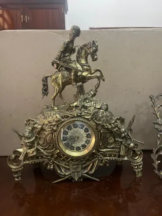 Candelabros Bronce con Reloj y Marcos