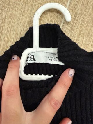 Top punto negro cuello alto Zara