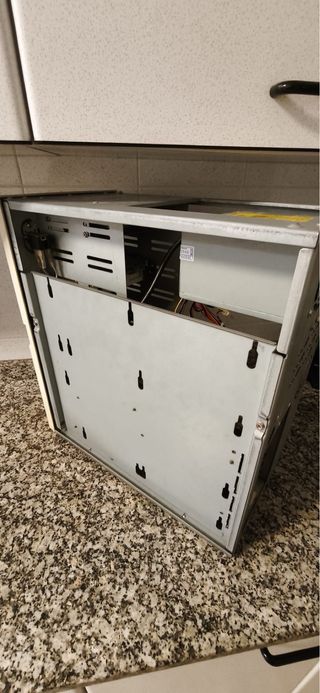 Caja Torre AT con Fuente 4 Bahias