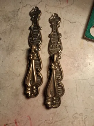 Tirador antiguo de metal dorado