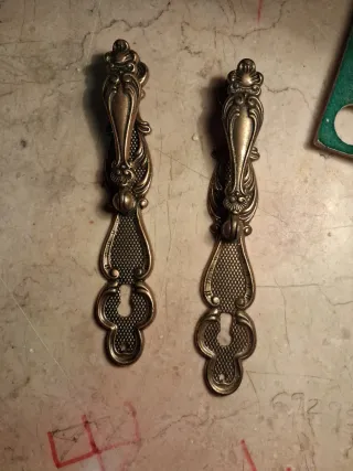 Tirador antiguo de metal dorado