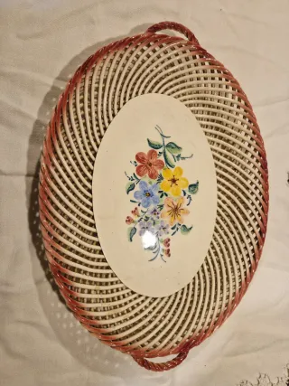 Antiguo frutero de cerámica artesanal ovalado rojo