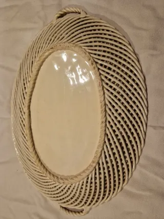 Antiguo frutero de cerámica artesanal ovalado rojo