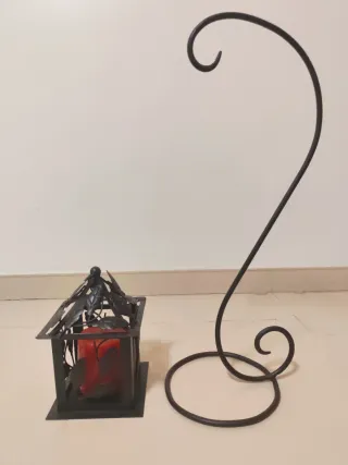 Lanterna decorativa em metal com suporte