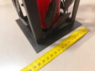 Lanterna decorativa em metal com suporte