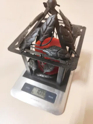 Lanterna decorativa em metal com suporte