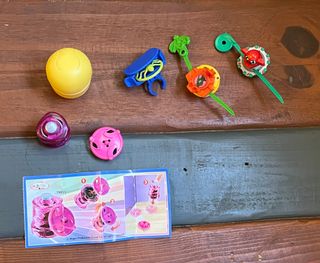 4 FIGURAS KINDER PEONZAS Y ANILLO LANZADOR