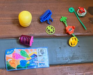 4 FIGURAS KINDER PEONZAS Y ANILLO LANZADOR