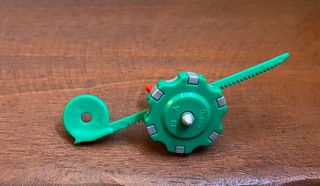 4 FIGURAS KINDER PEONZAS Y ANILLO LANZADOR