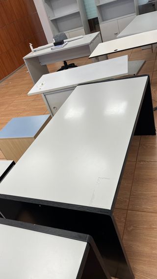 Tavolo da ufficio grigio e nero