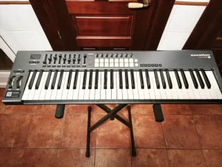 Teclado Controlador MIDI Novation Launchkey
