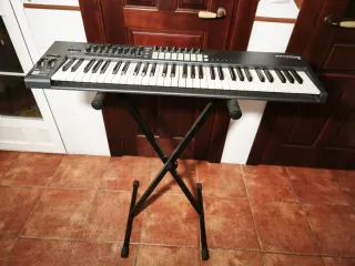 Teclado Controlador MIDI Novation Launchkey