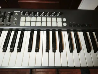 Teclado Controlador MIDI Novation Launchkey