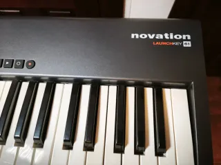 Teclado Controlador MIDI Novation Launchkey