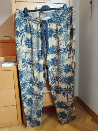 Pantalón estampado palmeras Violeta by Mango