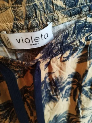 Pantalón estampado palmeras Violeta by Mango