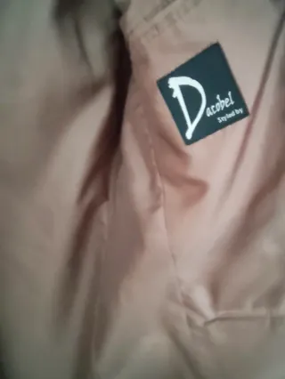 Americana de hombre beige con detalles rojos