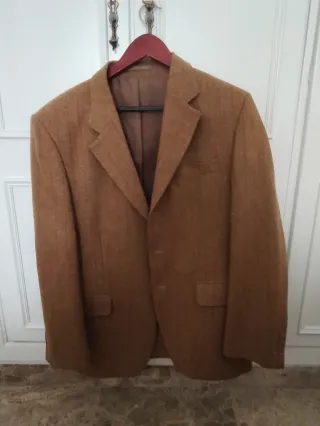 Americana de hombre beige con detalles rojos