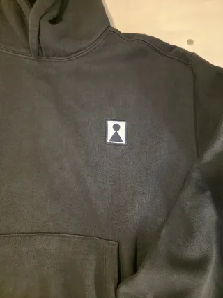 Sudadera gris con logo