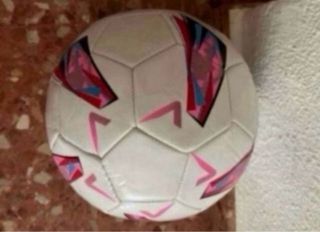Pelota de fútbol blanca con diseño