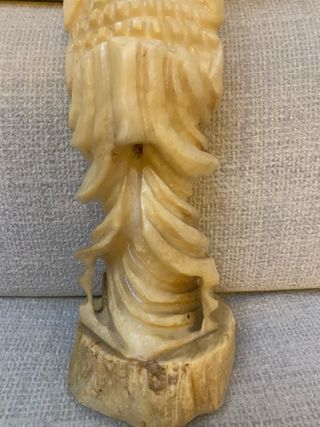 Figura de mármol beige y blanco