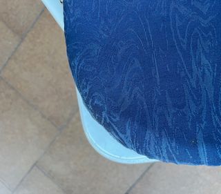 Sedia da ufficio pieghevole bianca con cuscino blu