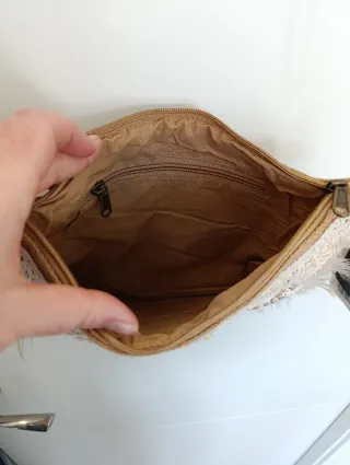 Bolso con conchas y plumas