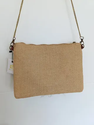 Bolso con conchas y plumas