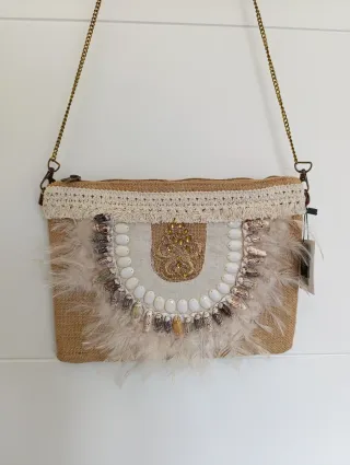 Bolso con conchas y plumas
