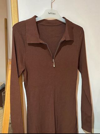 Vestido marrón ajustado con cremallera