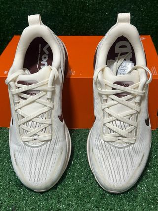 Nike Vomero 18 Beige/Rojo
