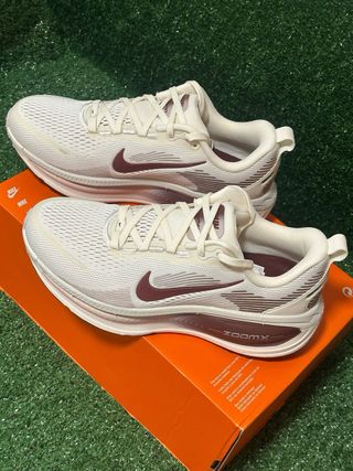 Nike Vomero 18 Beige/Rojo