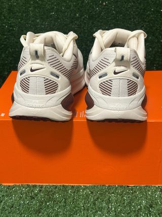 Nike Vomero 18 Beige/Rojo