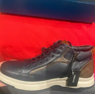 Botines de hombre , cordones y cremallera.