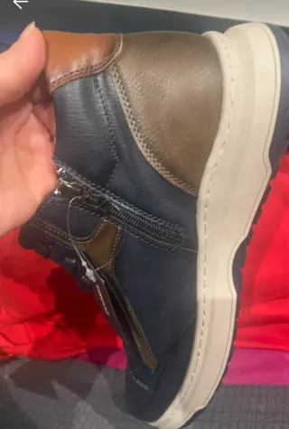 Botines de hombre , cordones y cremallera.