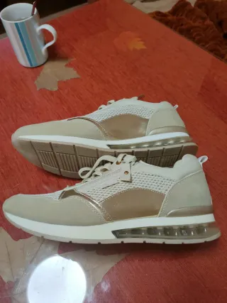 Deportivas XTI Beige y Doradas