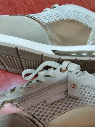 Deportivas XTI Beige y Doradas