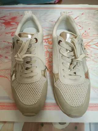 Deportivas XTI Beige y Doradas