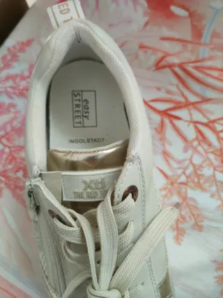 Deportivas XTI Beige y Doradas