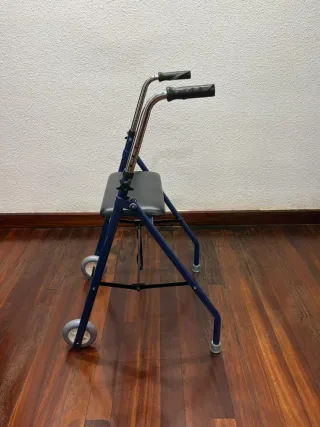 Andador azul con asiento y ruedas