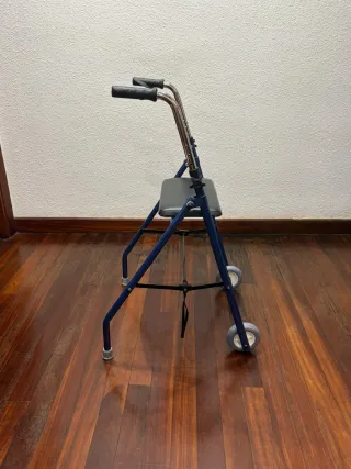 Andador azul con asiento y ruedas