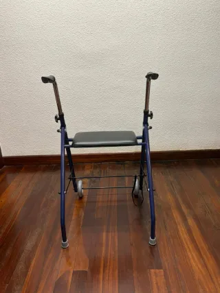 Andador azul con asiento y ruedas