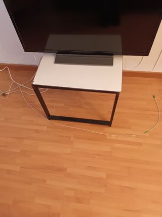 Mesa auxiliar cuadrada metálica