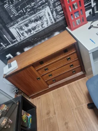 Cómoda de madera con cajones