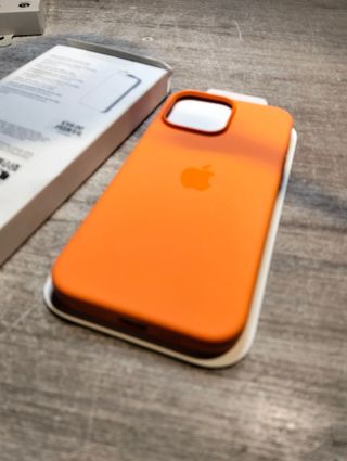 Apple Funda de silicona con MagSafe para el iPhone 16 Pro Max - Mandarina