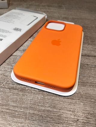 Apple Funda de silicona con MagSafe para el iPhone 16 Pro Max - Mandarina