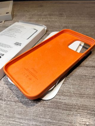 Apple Funda de silicona con MagSafe para el iPhone 16 Pro Max - Mandarina