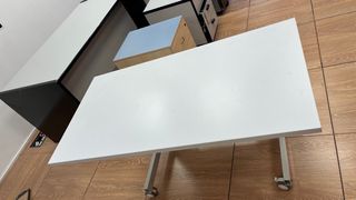 Tavolo da ufficio con ruote