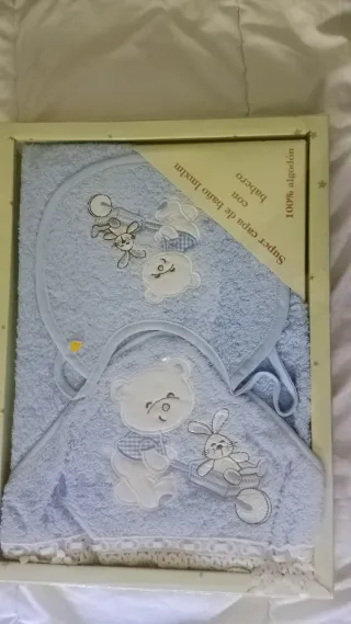 Toalla_capa de baño para bebé con capucha y babero