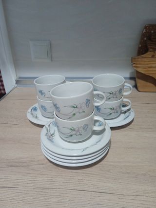 Seis tazas de café con platos